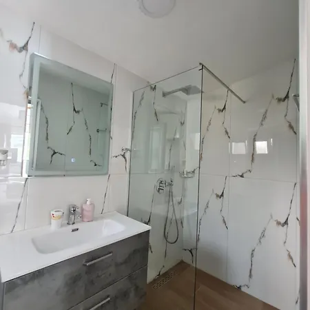 Apartament Gezimi *